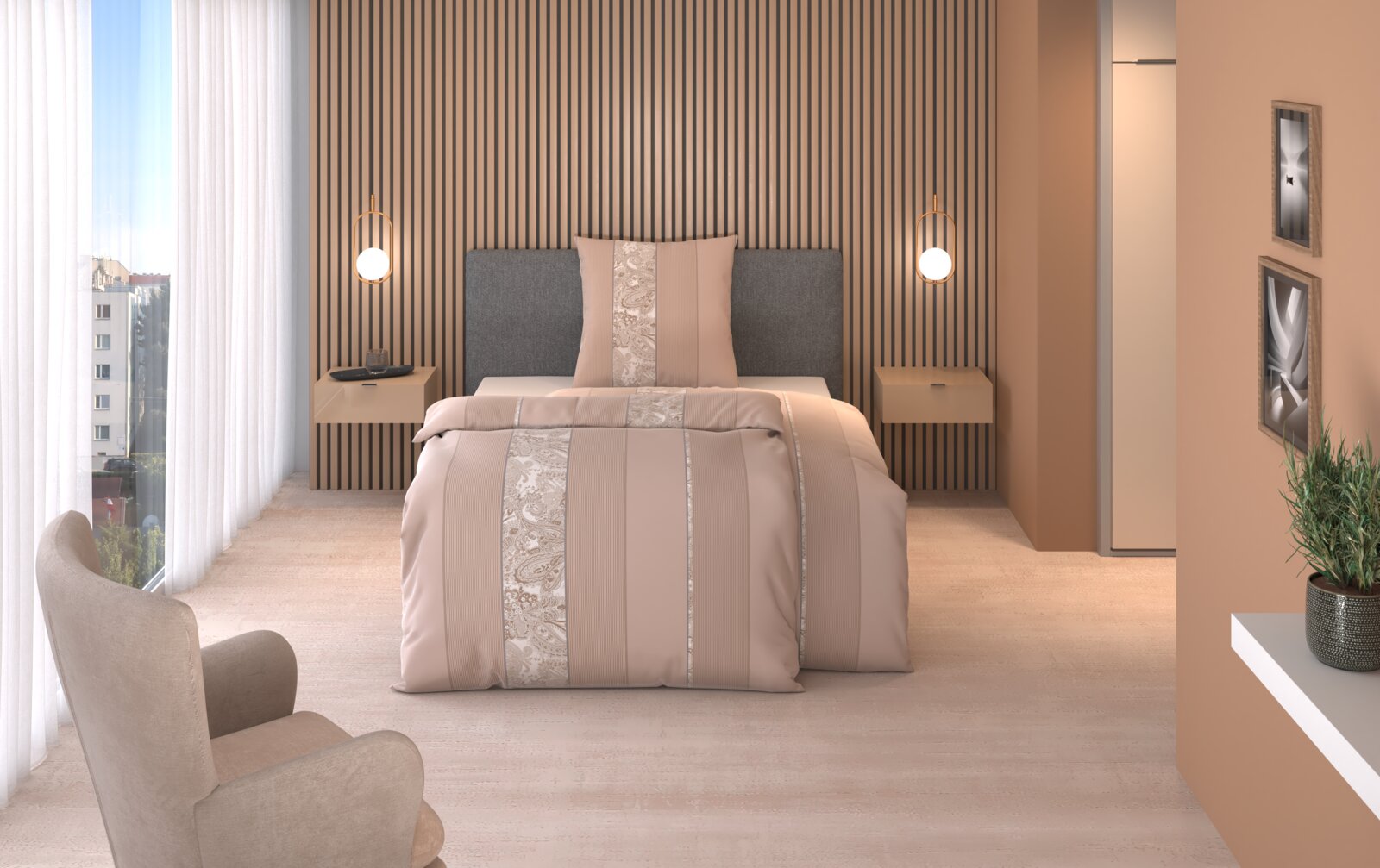 Beige Bettwäsche mit dekorativen Streifen und floralen Ornamenten auf einem Bett im modernen Schlafzimmer, frontale Perspektive.