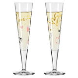 Zwei Champagnergläser mit Herz- und Schriftdekor, gefüllt mit sprudelndem Getränk, frontal betrachtet.