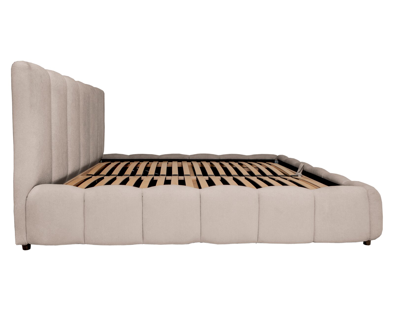 Seitliche Ansicht eines Polsterbettgestells mit hohem, gepolstertem Kopfteil und Lattenrost.