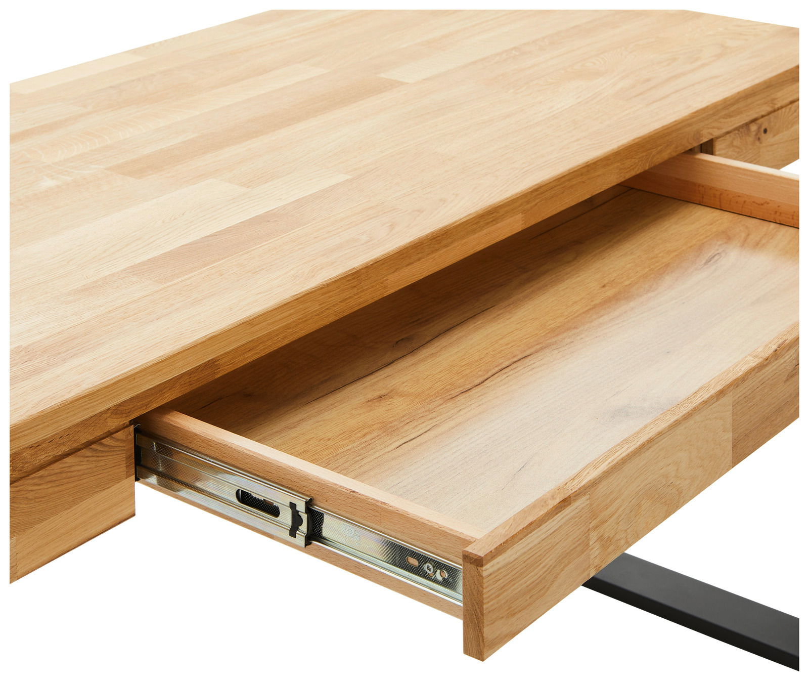 Nahaufnahme eines Schreibtisches aus Holz mit geöffneter Schublade, seitliche Perspektive