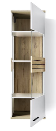 Hängevitrine aus Holz mit zwei offenen Türen, seitliche Perspektive