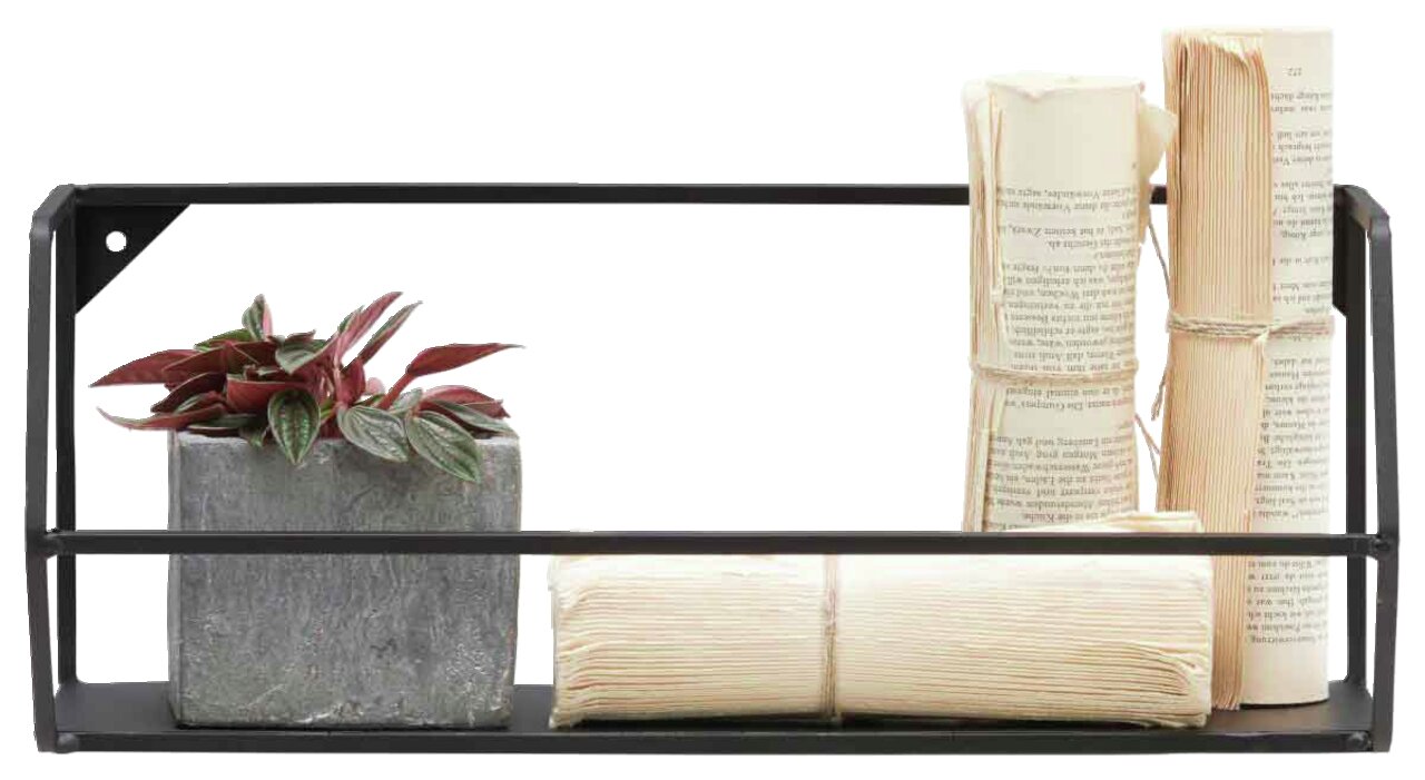 Zwarte metalen wandplank met een plant in een grijze pot en een aantal opgerolde boekpagina’s, gezien vanuit een zijdelingse hoek.