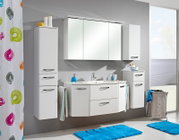 Moderne witte badkamermeubelset met wastafel, onderkast, spiegelkast en twee hoge kasten tegen een grijze muur, gezien van voren.