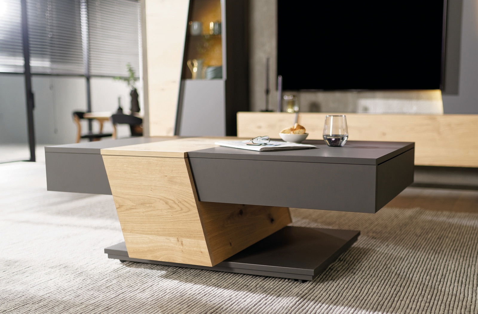 Moderner Couchtisch aus Holz und Metall in einem stilvollen Wohnzimmer, seitliche Perspektive.