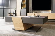 Moderner Couchtisch aus Holz und Metall in einem stilvollen Wohnzimmer, seitliche Perspektive.