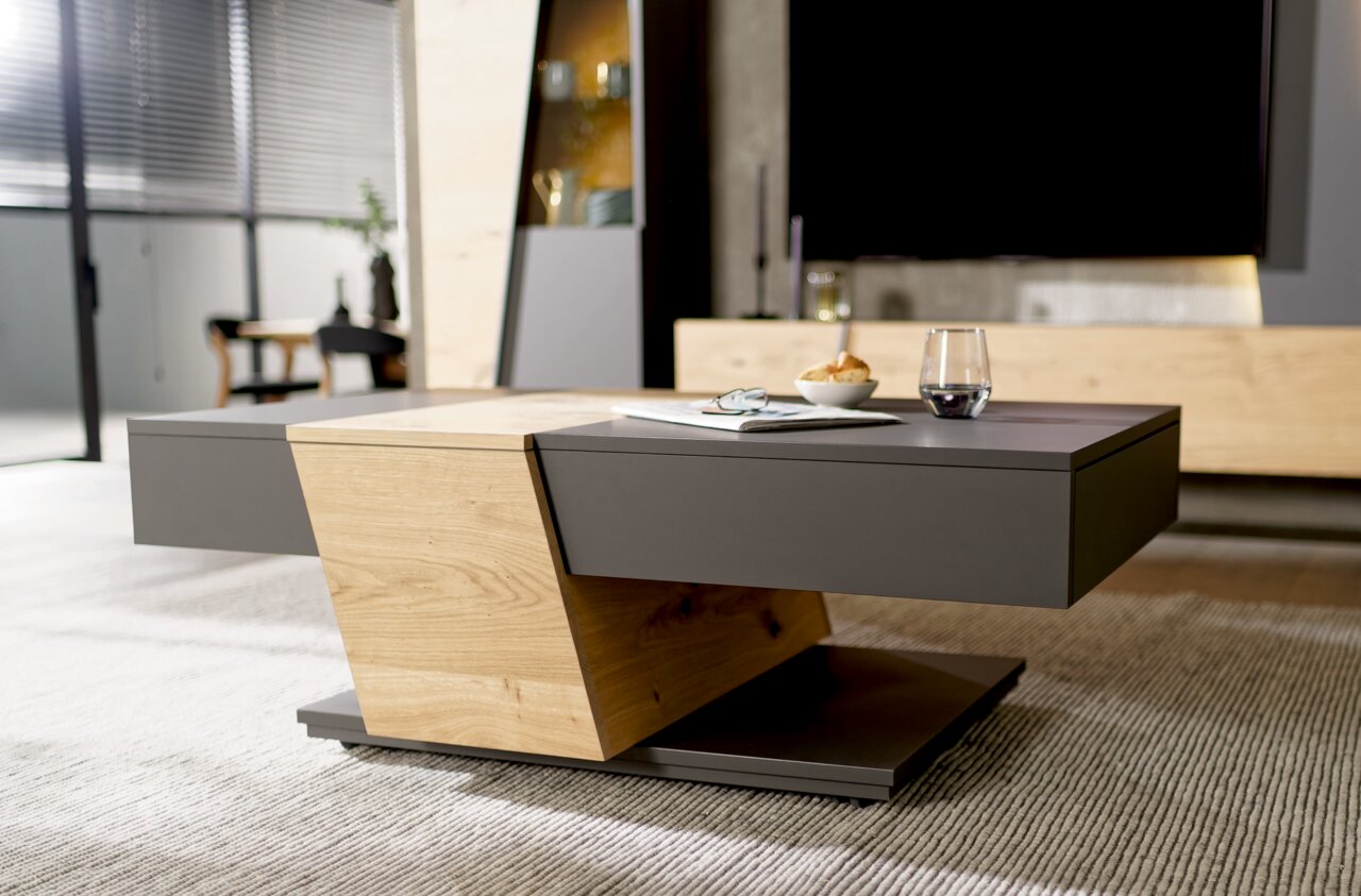 Moderner Couchtisch aus Holz und Metall in einem stilvollen Wohnzimmer, seitliche Perspektive.
