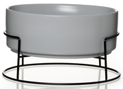 Grauer Napf mit schwarzem Metallständer, seitliche Perspektive