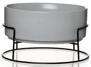 Grauer Napf mit schwarzem Metallständer, seitliche Perspektive