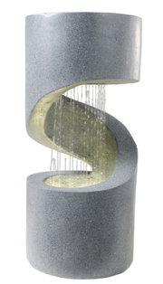 Moderner Gartenbrunnen in S-Form aus grau gesprenkeltem Stein/Beton mit warmweiß beleuchteter Wasserwand, frontale Ansicht leicht von oben auf weißem Hintergrund