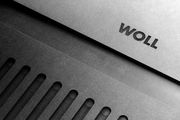 Nahaufnahme eines Schneidebretts mit Rillen und dem Schriftzug 'WOLL' aus der Vogelperspektive.