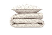 Beige Bettwäsche-Set mit floralem Muster, bestehend aus einem Kissenbezug und einem gefalteten Bettdeckenbezug, aus der Vogelperspektive.