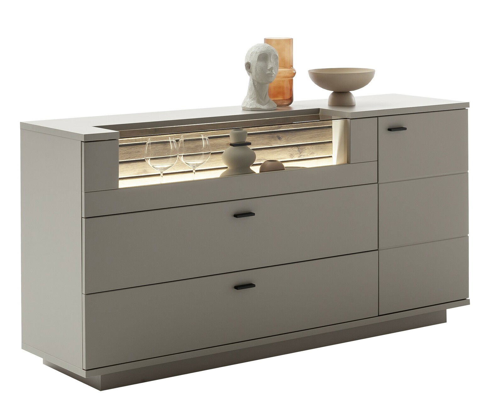 Modernes Sideboard in Beige mit integrierter Beleuchtung, dekoriert mit Skulpturen und Gläsern, seitliche Perspektive.