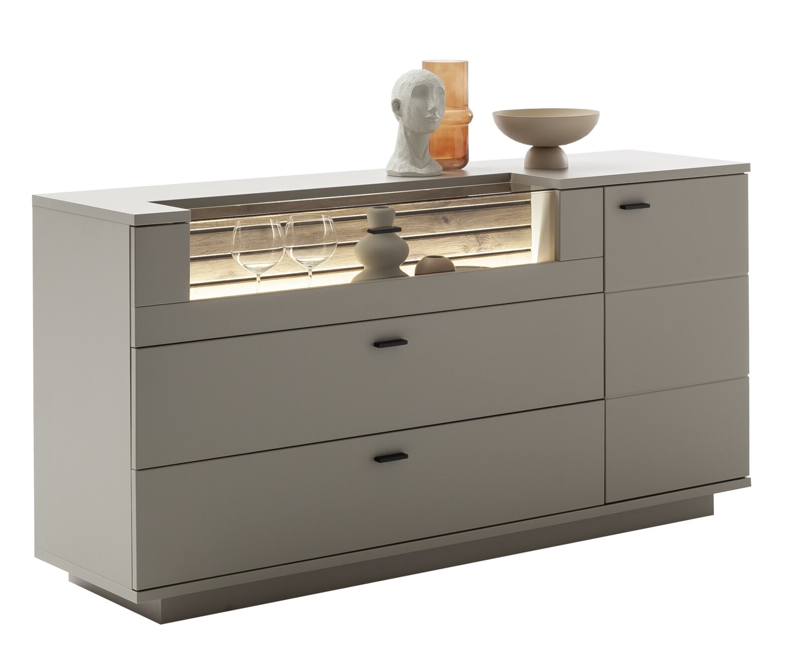 Modern dressoir in beige met ingebouwde verlichting, versierd met beeldjes en glazen, zijaanzicht.