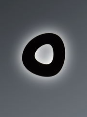 Moderne LED-Deckenleuchte in organischer Form, von unten betrachtet, mit sanftem Lichtschein an der Decke.