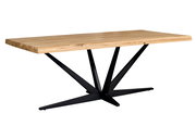 Moderner Esstisch mit Holzplatte und schwarzem Metallgestell, seitliche Perspektive