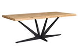 Moderner Esstisch mit Holzplatte und schwarzem Metallgestell, seitliche Perspektive