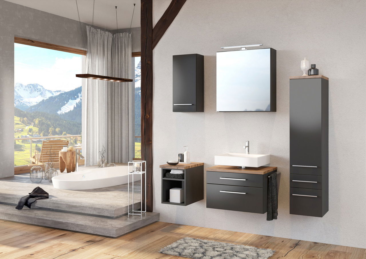 Moderner Spiegelschrank in einem stilvollen Badezimmer mit Bergblick, aus der Perspektive des Raumes fotografiert.