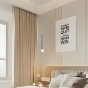 Moderne Hängeleuchte in einem stilvollen Schlafzimmer, seitliche Perspektive