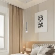 Moderne Hängeleuchte in einem stilvollen Schlafzimmer, seitliche Perspektive