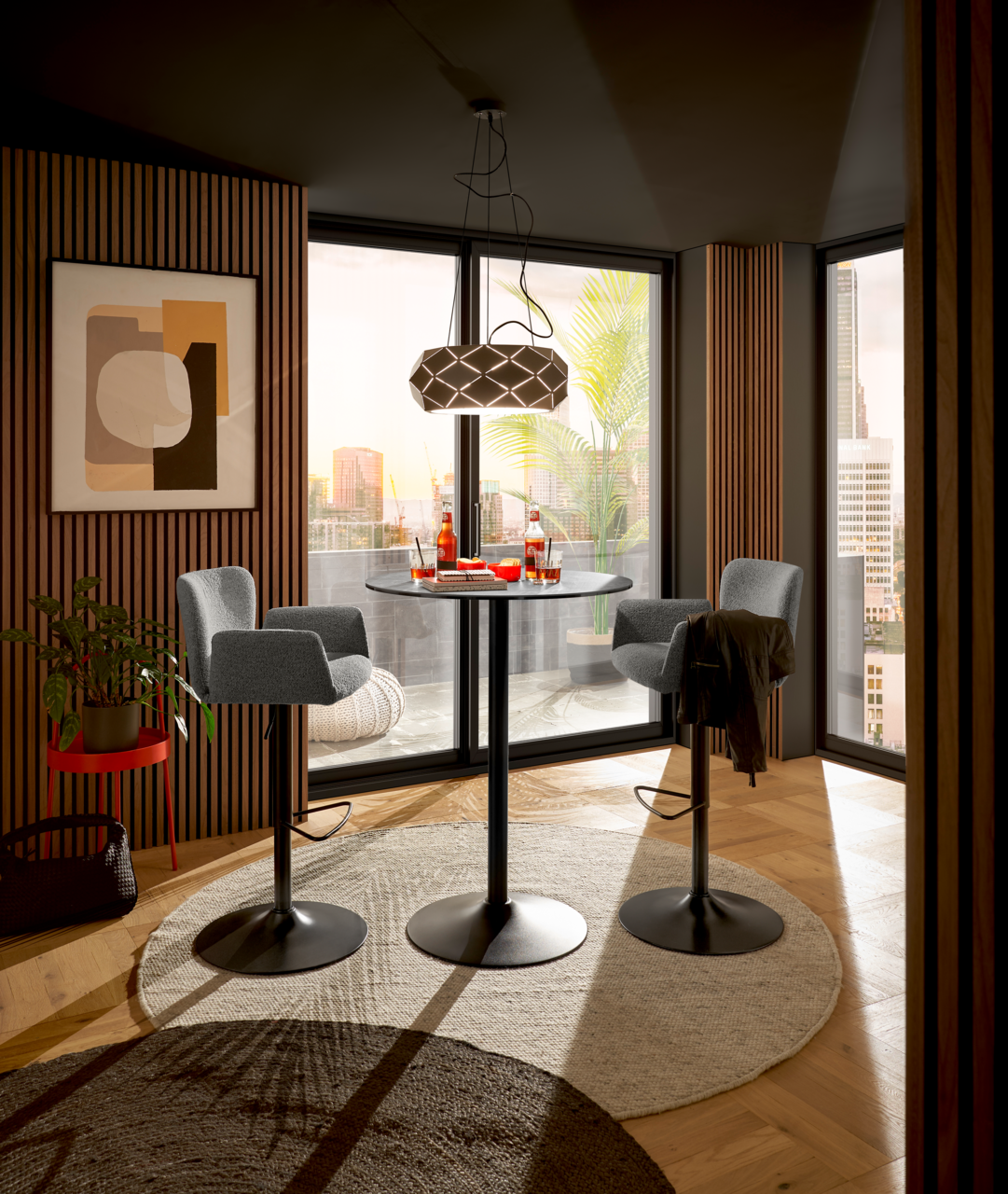 Moderner Barhocker in einem stilvollen Raum mit großen Fenstern, aus der Perspektive eines gemütlichen Wohnbereichs betrachtet.