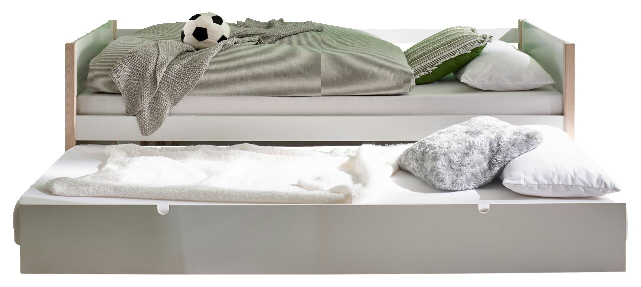 Jugendbett mit ausziehbarem Bettkasten, von vorne gesehen, mit grüner Bettwäsche und Fußball.