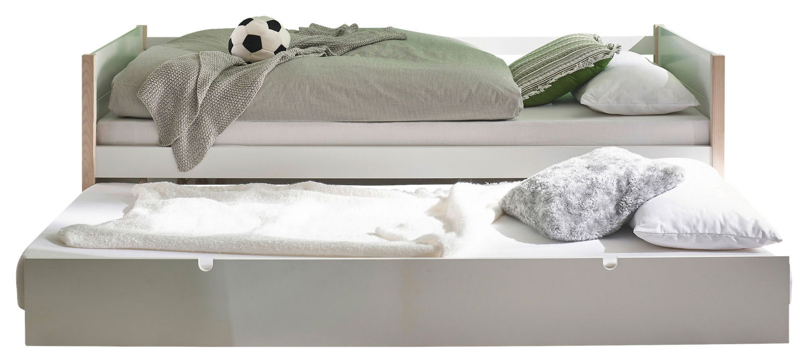 Jugendbett mit ausziehbarem Bettkasten, von vorne gesehen, mit grüner Bettwäsche und Fußball.