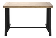 Moderner Gartentisch mit Holzplatte und schwarzen Metallbeinen, Frontalansicht