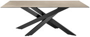 Moderner Esstisch mit heller Holzplatte und schwarzem, gekreuztem Metallgestell, seitliche Perspektive.