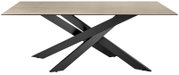 Moderner Esstisch mit heller Holzplatte und schwarzem, gekreuztem Metallgestell, seitliche Perspektive.