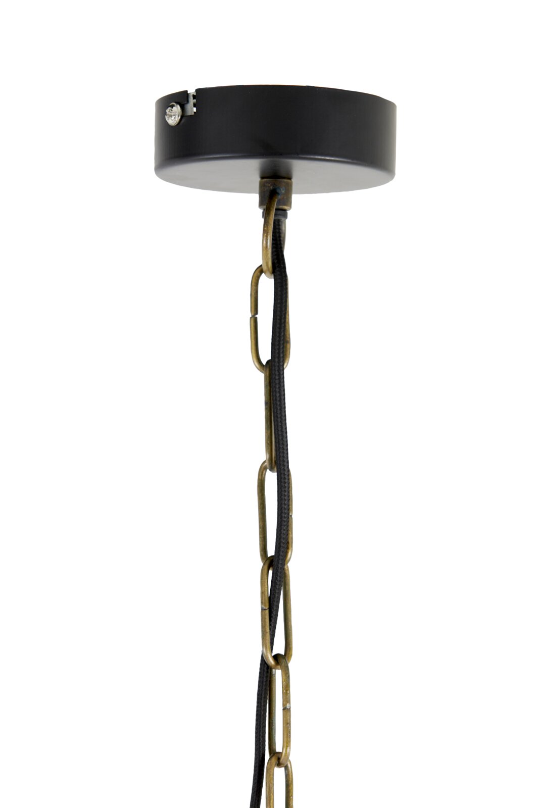 Close-up van de ophanging van een hanglamp met een zwarte kap en een gouden ketting.