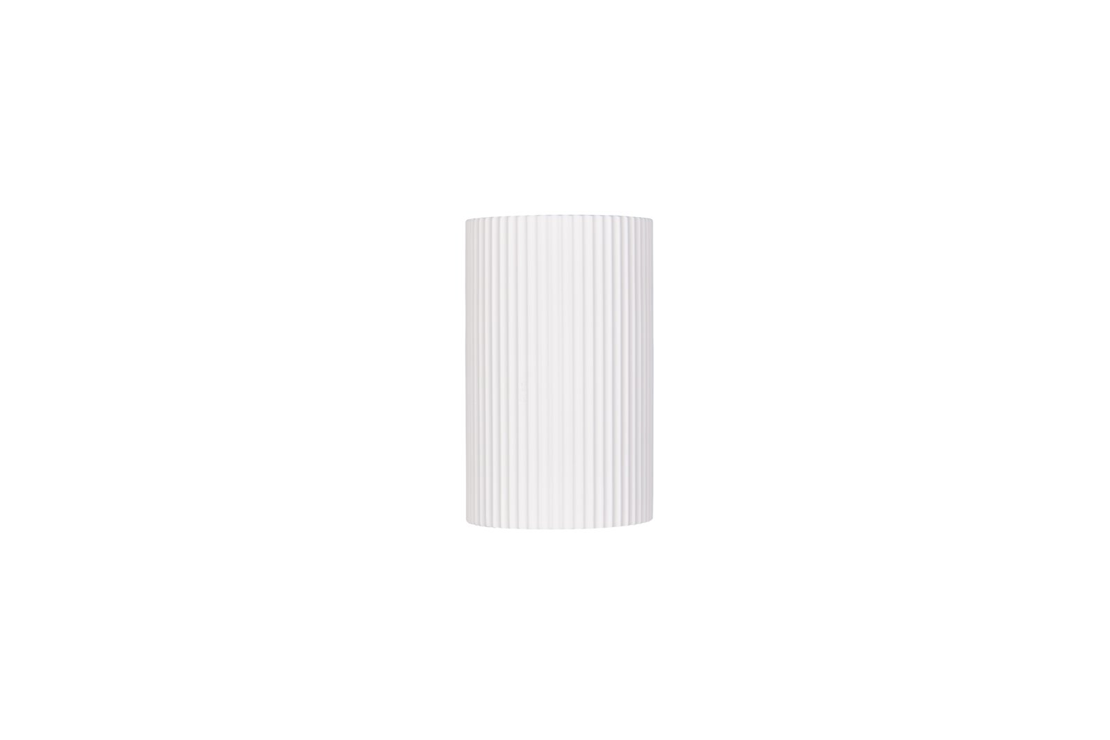 Weißer zylindrischer Behälter/Vase mit vertikaler Rillenstruktur, freigestellt auf weißem Hintergrund, Frontansicht.