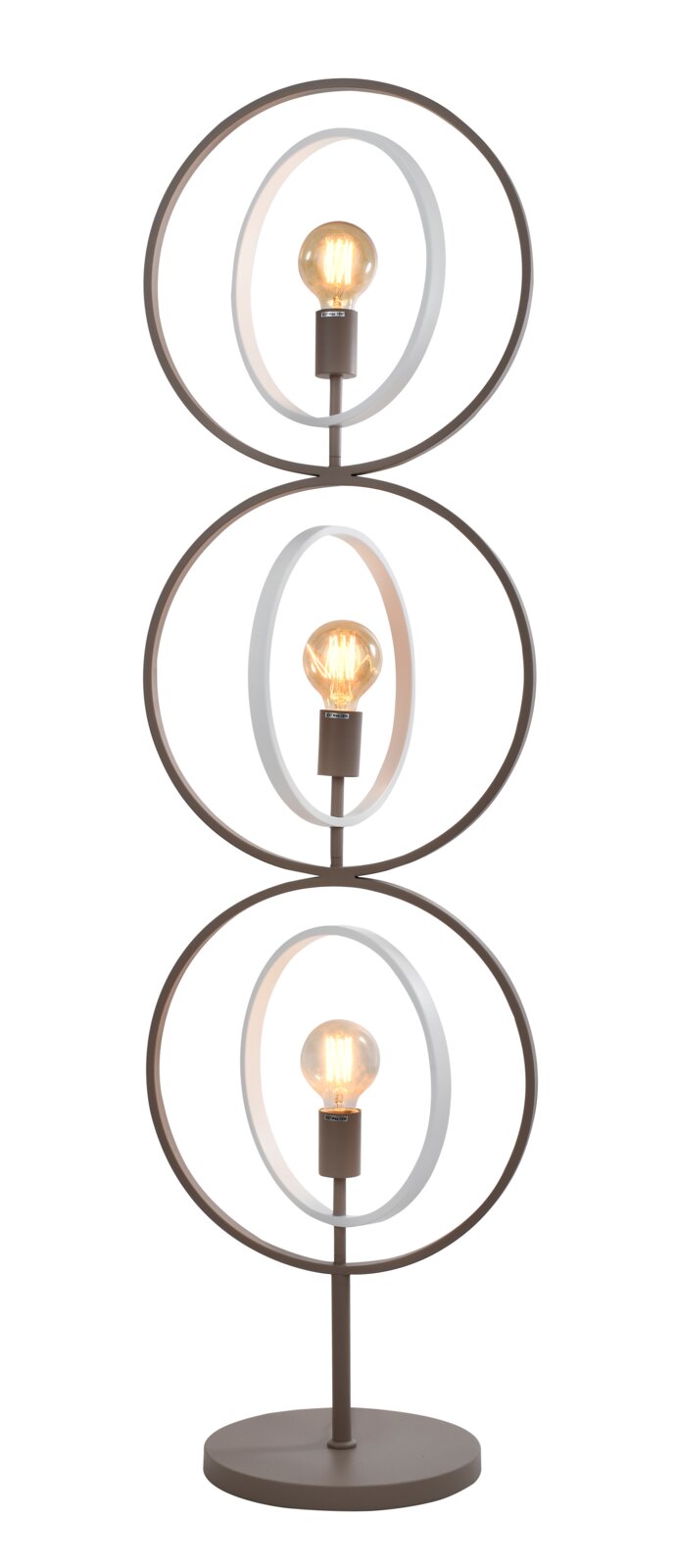 Vrijstaand metalen vloerlamp met drie gestapelde ronde frames, decoratieve binnenringen en warme filamentlampen, recht van voren gezien.