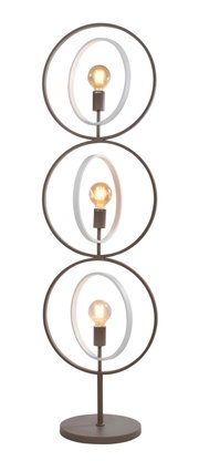 Vrijstaand metalen vloerlamp met drie gestapelde ronde frames, decoratieve binnenringen en warme filamentlampen, recht van voren gezien.