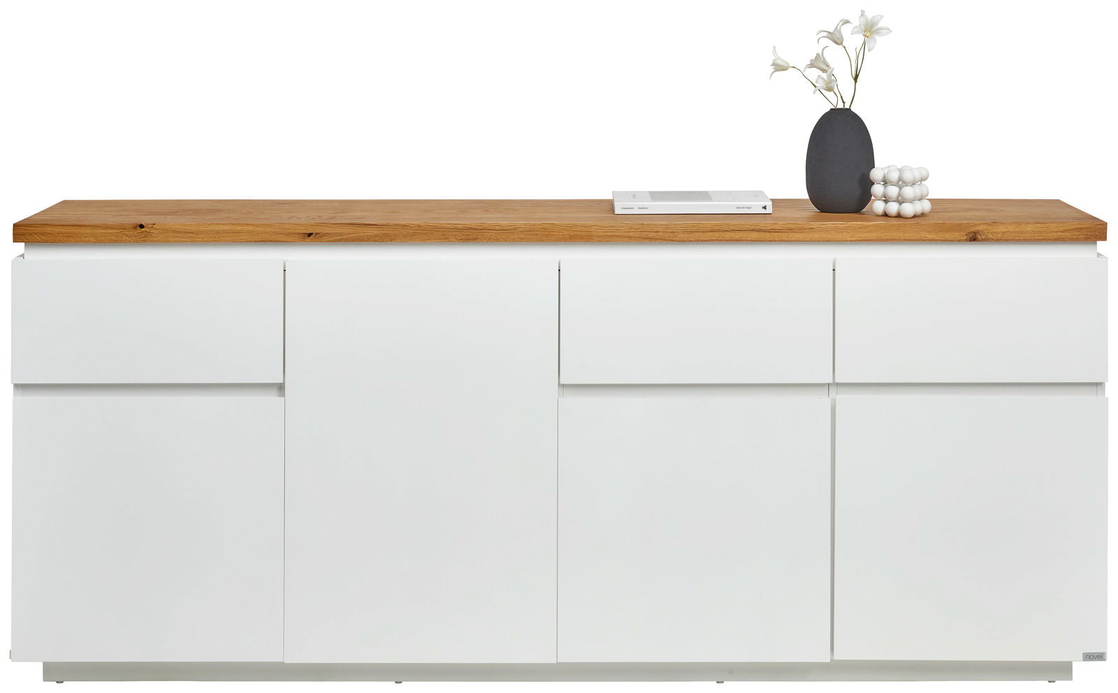 Frontale Ansicht eines modernen XL-Sideboards mit weißem Korpus und Holzplatte, dekoriert mit einer Vase und einem Buch.