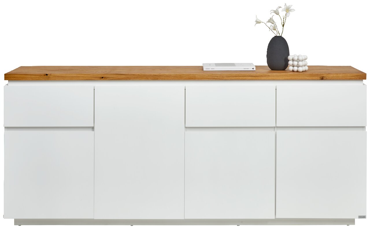 Frontale Ansicht eines modernen XL-Sideboards mit weißem Korpus und Holzplatte, dekoriert mit einer Vase und einem Buch.