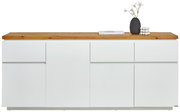 Frontale Ansicht eines modernen XL-Sideboards mit weißem Korpus und Holzplatte, dekoriert mit einer Vase und einem Buch.
