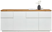 Frontale Ansicht eines modernen XL-Sideboards mit weißem Korpus und Holzplatte, dekoriert mit einer Vase und einem Buch.