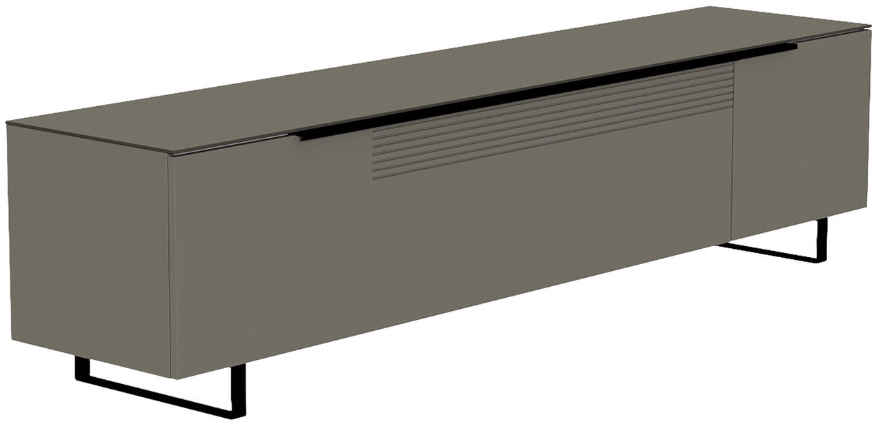 Modernes XL TV-Lowboard der Serie BORMIO in grauer Farbe, seitliche Perspektive, mit schwarzen Metallfüßen und gerilltem Design auf der Vorderseite.