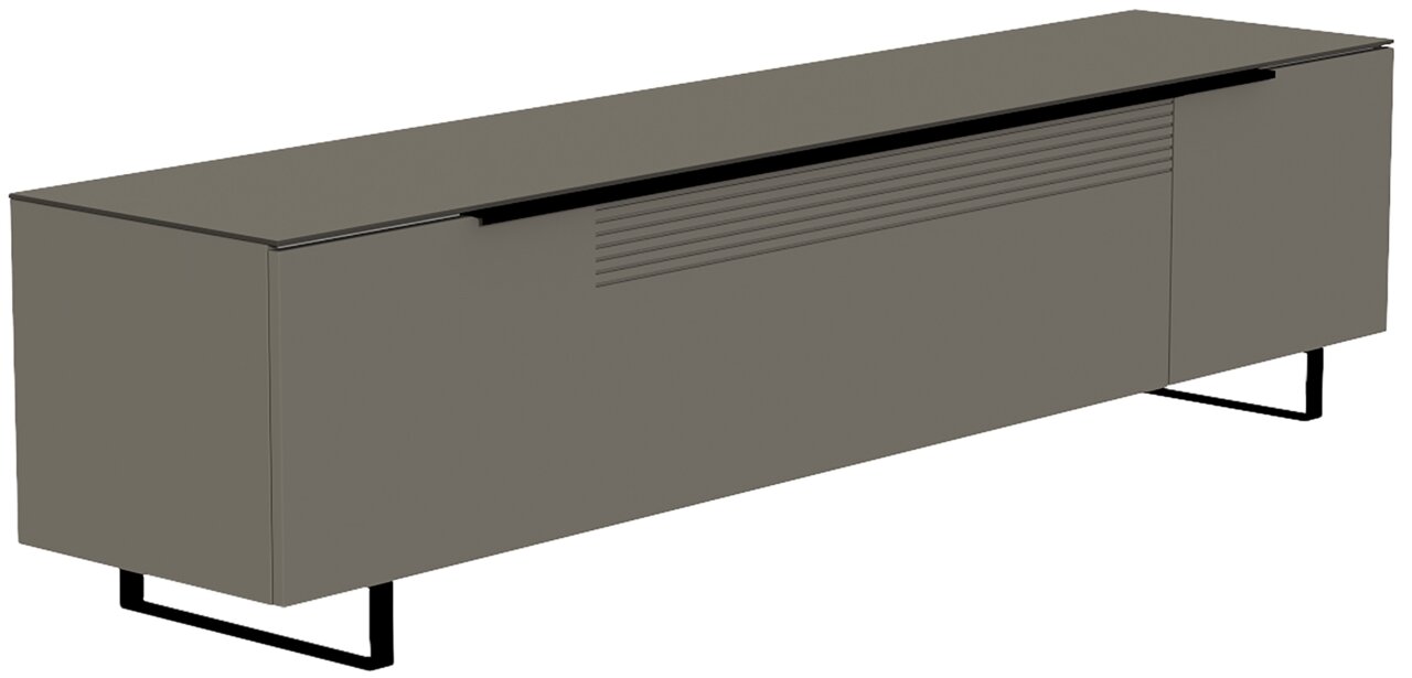 Modernes XL TV-Lowboard der Serie BORMIO in grauer Farbe, seitliche Perspektive, mit schwarzen Metallfüßen und gerilltem Design auf der Vorderseite.
