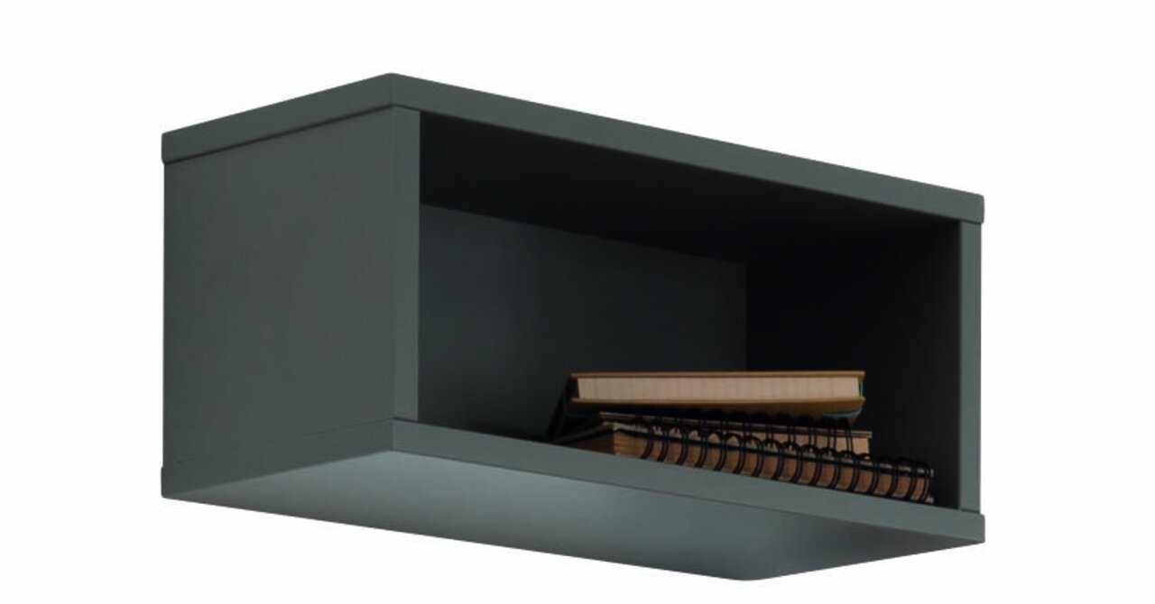 Schwarze Wandbox aus seitlicher Perspektive mit Notizbüchern im Inneren