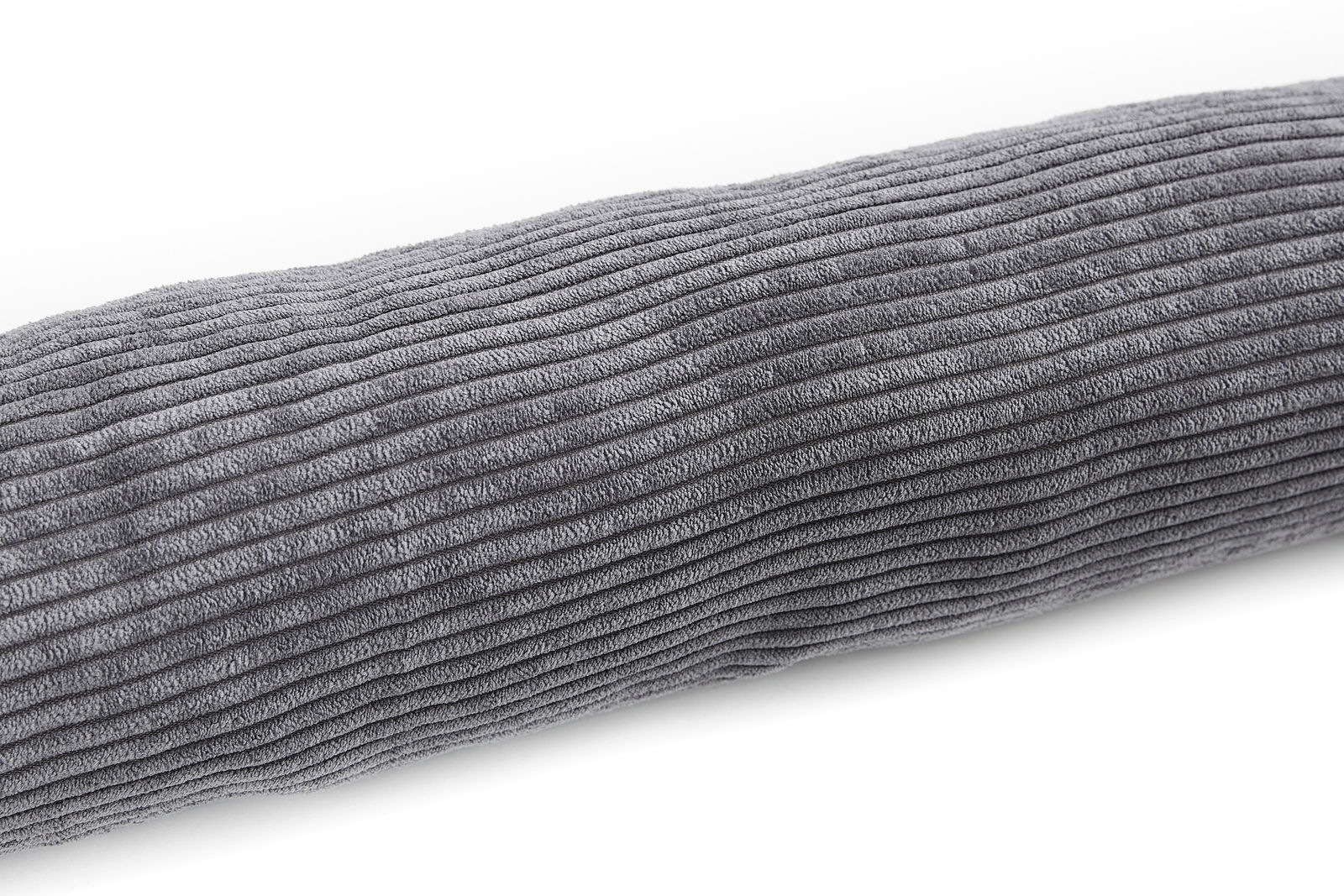 Graues, geripptes Kissen in Nahaufnahme, seitliche Perspektive