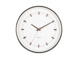 Moderne Wanduhr mit weißem Zifferblatt und bronzefarbenen Zeigern, frontal abgebildet.