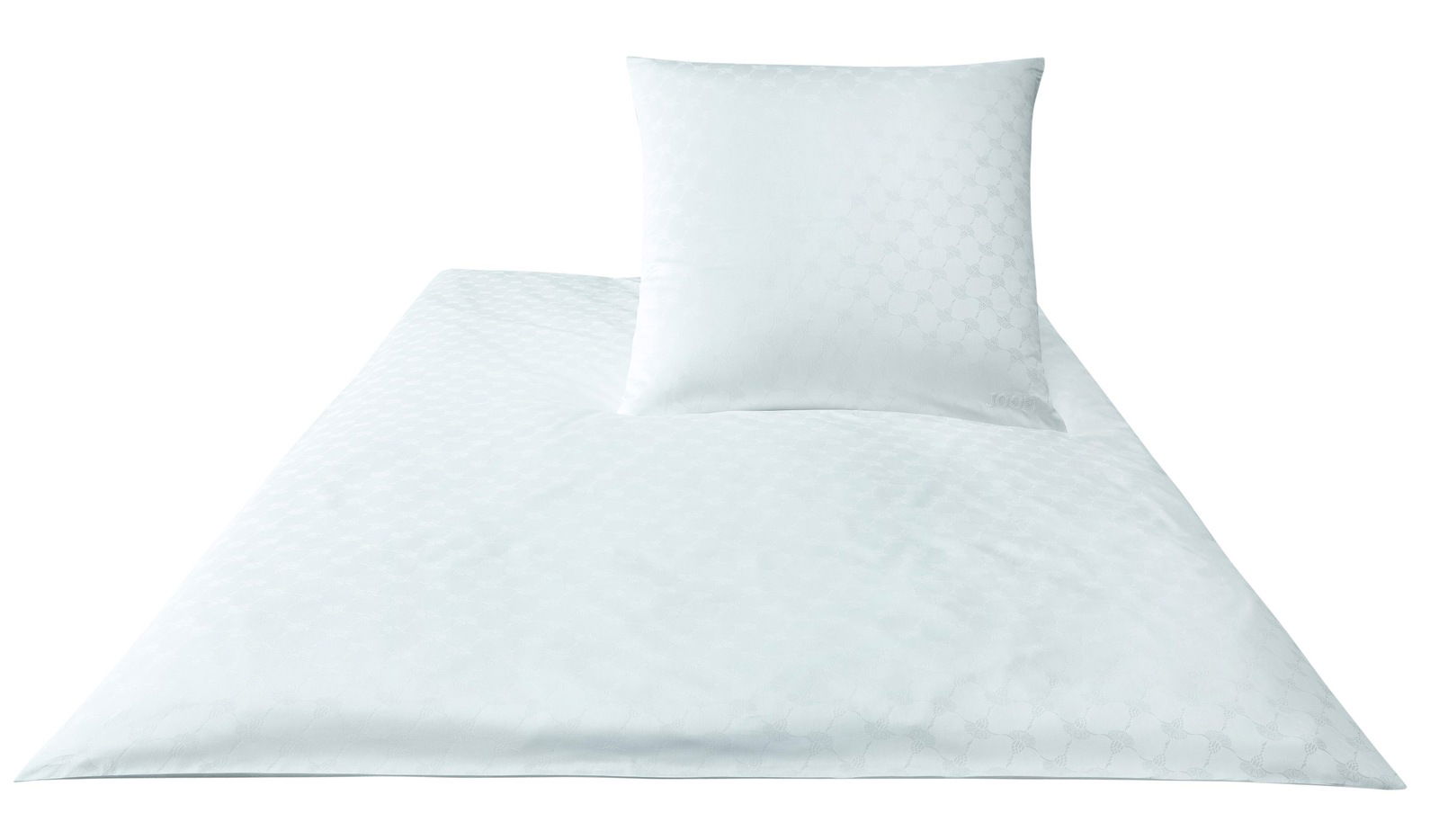 Weiße Bettwäsche mit dezentem Muster, bestehend aus einem Kissenbezug und einem Bettdeckenbezug, aus der Vogelperspektive fotografiert.