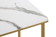 Detailaufnahme einer Tischplatte in weißer Marmoroptik mit grauer Maserung und goldfarbenem Metallrahmen/-bein, schräg von oben aus Eckperspektive fotografiert
