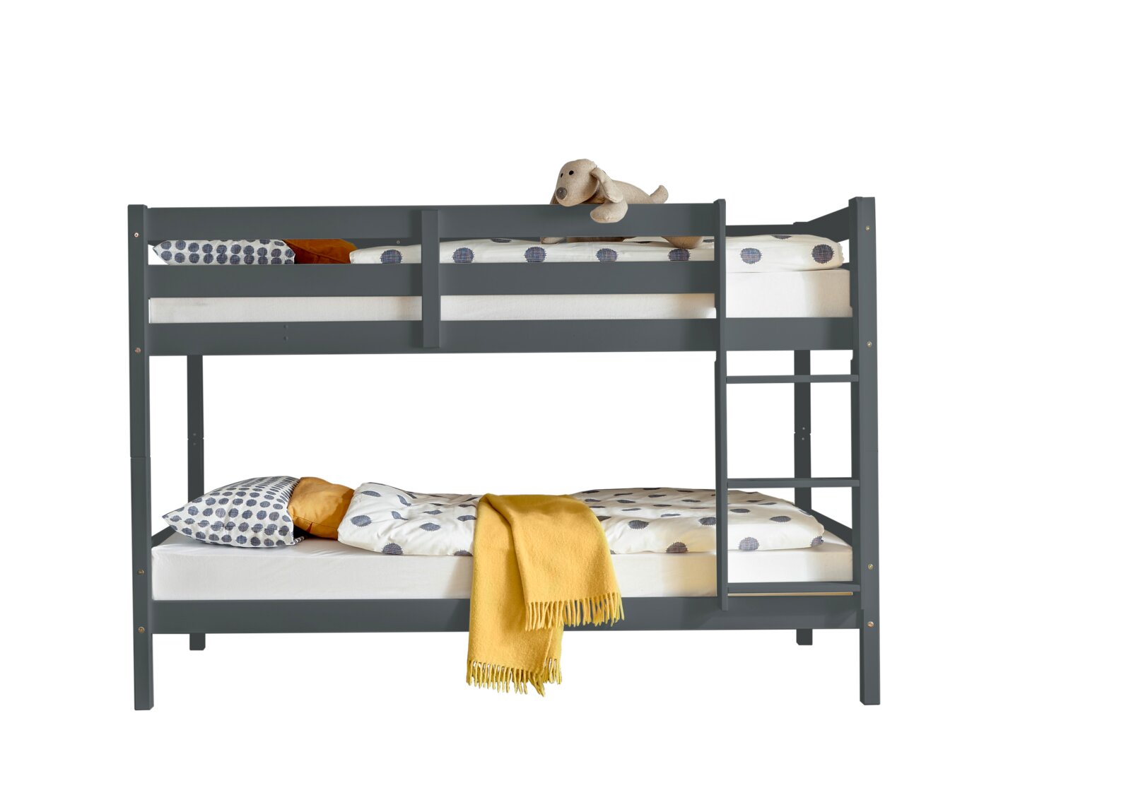 Grijs stapelbed met ladder, versierd met kussens en dekens met patronen, gezien vanuit de zijkant.