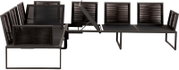 Schwarze modulare Outdoor-Lounge mit Metallrahmen und Lamellen-/Geflecht-Elementen, mehrere Module und Rückenlehnen im Set, freigestellt in seitlicher Perspektive (Seitenansicht)