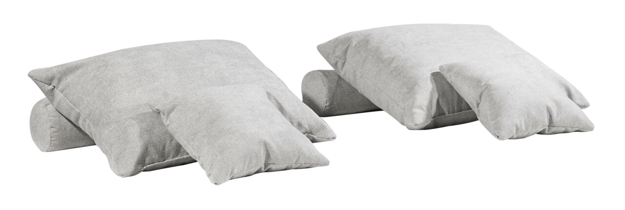 Zwei graue Kissen-Sets, bestehend aus jeweils drei Kissen in verschiedenen Größen, auf einer weißen Fläche. Die Kissen sind in einer seitlichen Perspektive angeordnet.