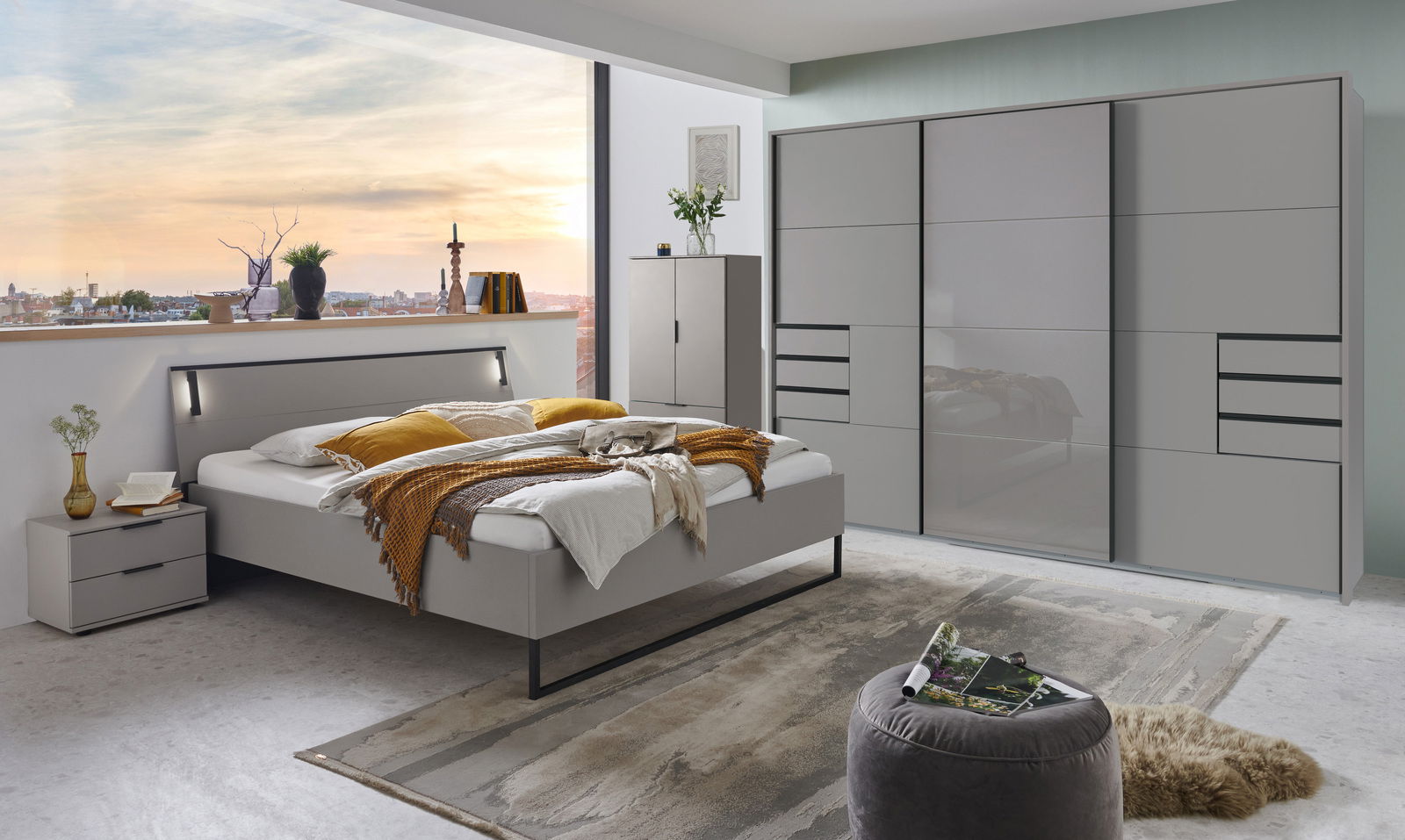 Z2 Futonbett TILBURG Modernes Futonbett in einem stilvollen Schlafzimmer mit Blick auf die Stadt, seitliche Perspektive.