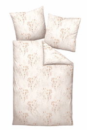 Bettwäsche-Set mit floralem Muster in sanften Farben, bestehend aus einem Bettbezug und zwei Kissenbezügen, aus der Vogelperspektive fotografiert.