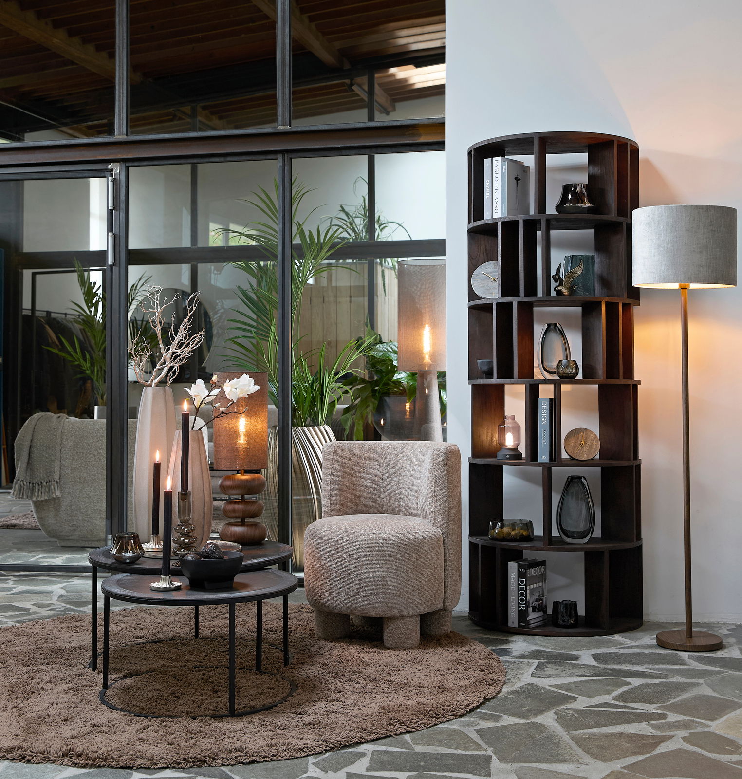 Light&Living Stehleuchte WASHINGTON Stehleuchte WASHI, 25x148,5 cm, in einem modernen Wohnzimmer mit Teppich, Sessel und Regalen, seitliche Perspektive.